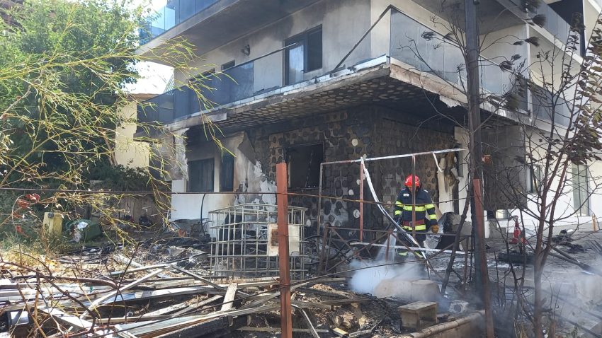 MAMAIA NORD: Incendiu la o rulotă parcată, extins la blocul din apropiere
