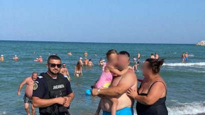 Supravegheați copiii! O fetiță de 5 ani rătăcită pe plajă, a fost găsită de jandarmi