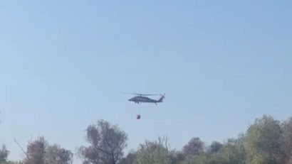 TULCEA: Misiunea de stingere a incendiilor din zona Sireasa din Delta Dunării, susținută pe cale aeriană de un elicopter Black Hawk