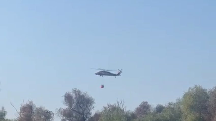 TULCEA: Misiunea de stingere a incendiilor din zona Sireasa din Delta Dunării, susținută pe cale aeriană de un elicopter Black Hawk