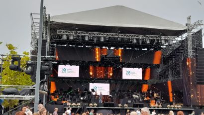 Ediția a 42-a Festivalului de la Mamaia a debutat vineri seara în Piațeta Perla
