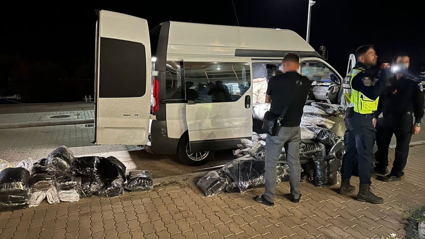 Marfă contrafăcută de peste un milion de euro, descoperită de polițiștii de frontieră la Vama Veche și Isaccea