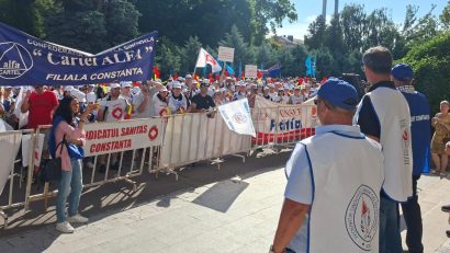 Amplu protest al sindicaliștilor în fața Prefecturii Constanța