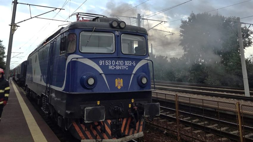 UPDATE | Incendiul la locomotiva trenului IR 1996 Constanța – Craiova a fost lichidat