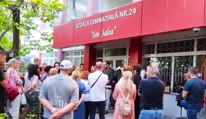 Părinți revoltați și elevi puși pe drumuri, în urma reorganizării mai multor unități școlare din județul Constanța