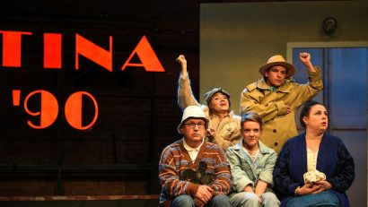 „Părinți”, comedia tandră a unei copilării în România anilor ’80–’90, se joacă pe scena Casei de Cultură Constanța