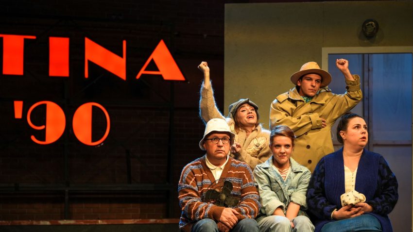 „Părinți”, comedia tandră a unei copilării în România anilor ’80–’90, se joacă pe scena Casei de Cultură Constanța