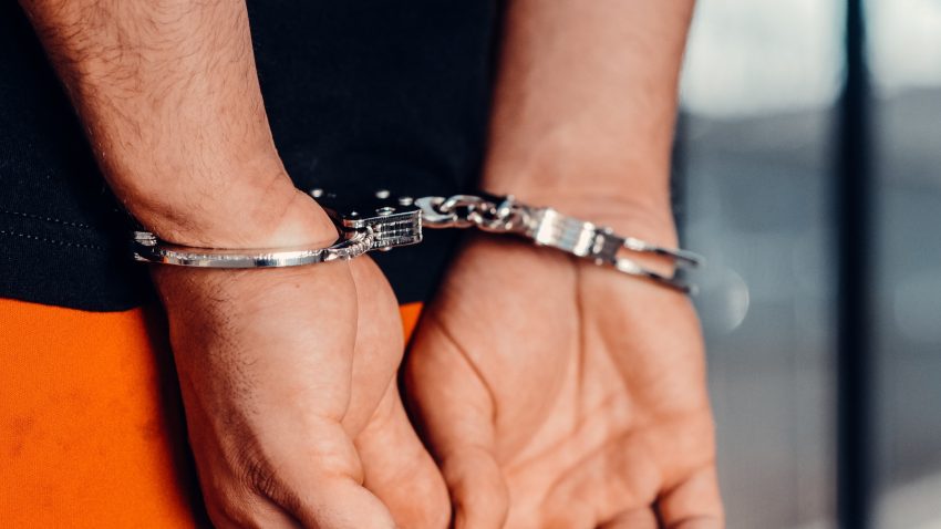 HÂRȘOVA: Doi bărbați au fost reținuți, fiind bănuiți de distrugere, violare de domiciliu și lovire