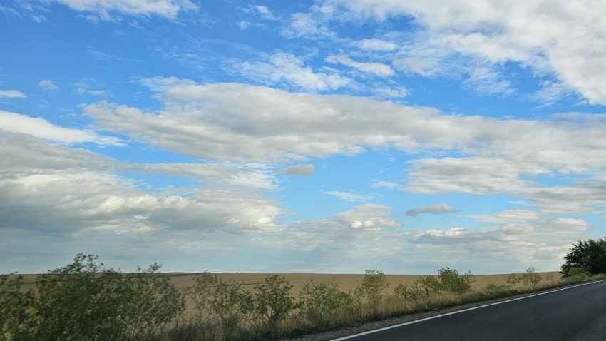 Vreme călduroasă, dar ușor instabilă în Dobrogea și pe litoral