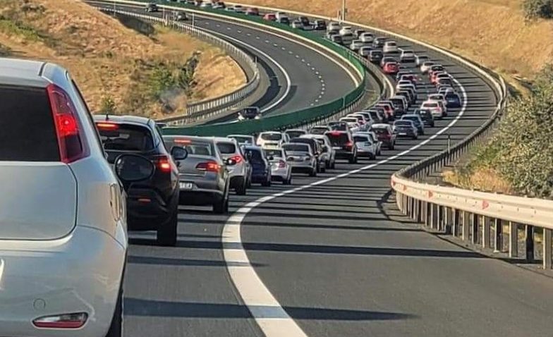 Aglomerație pe șosele, la final de vacanță. Valori mari de trafic pe A2, circulație în coloană pe DN 39