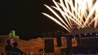 TULCEA: Prezență record, de 50.000 de participanţi, în prima zi a Festivalului Enisala – Unitate la cetate