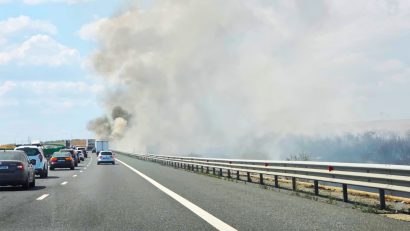 Un camion a luat foc pe Autostrada A2. Din cauza incendiului, circulația este afectată pe ambele sensuri de deplasare