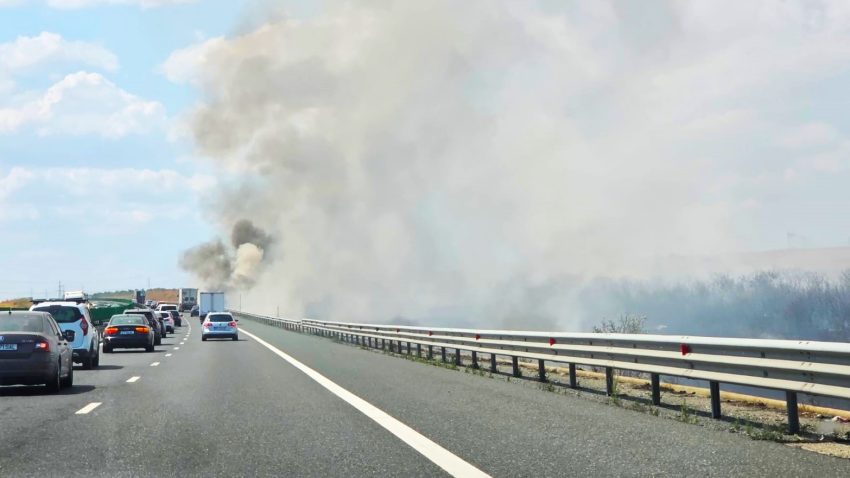Un camion a luat foc pe Autostrada A2. Din cauza incendiului, circulația este afectată pe ambele sensuri de deplasare