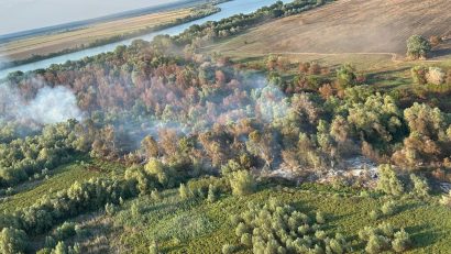 TULCEA: Pompierii și elicopterul Black Hawk intervin și astăzi pentru lichidarea incendiului de la Chilia Veche