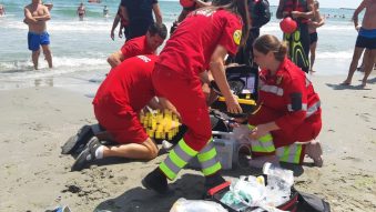 O femeie, scoasă din apă de pe o plajă din Eforie, este în stop cardio-respirator. Medicii o resuscitează la fața locului