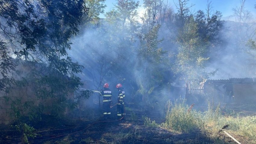 Județul TULCEA: Incendiu de vegetație și extins la anexe gospodărești