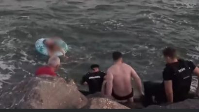 CONSTANȚA: Două persoane duse în largul mării de curenți, salvate de jandarmii constățeni
