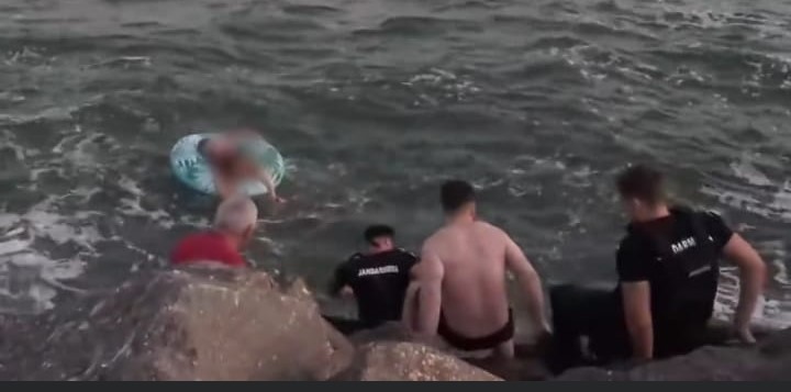 CONSTANȚA: Două persoane duse în largul mării de curenți, salvate de jandarmii constățeni
