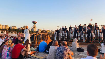 VIDEO | Spectacolul „Madrigal la Răsărit” – emoționant dar muzical și rugăciune, în zi de sărbătoare, la malul mării