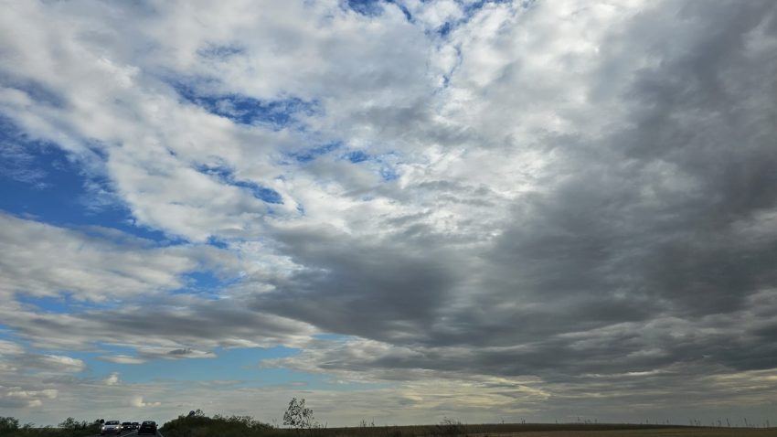 Vreme mai caldă decât normalul perioadei, în Dobrogea și pe litoral, dar revin ploile