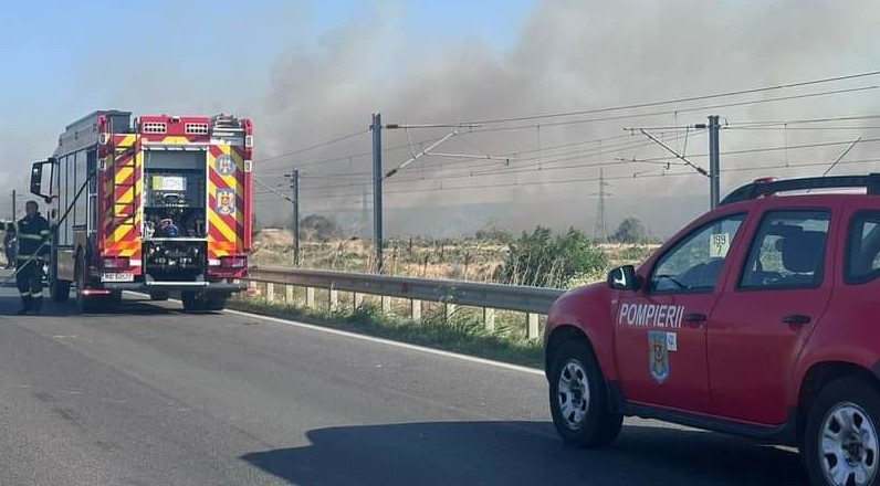Trafic deviat pe Autostrada A2, sensul spre Capitală, din cauza unui incendiu de vegetație