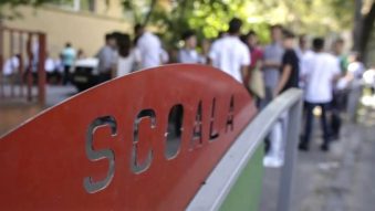 Aproape 3 milioane de elevi şi preşcolari încep luni un nou an școlar