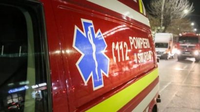 CONSTANȚA: Un bărbat în stop cardio-respirator, transportat la spital în urma unui incendiu. În total 12 persoane, printre care și o fetiță de 2 ani, s-au autoevacuat