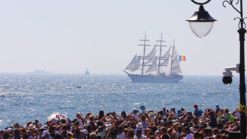 FOTO | Ziua Marinei Române, sărbătorită de mii de localnici și turiști la Constanța