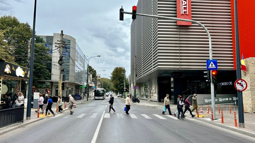 CONSTANȚA: Trecerea de pietoni de pe Mihai Viteazul, la intersecție cu strada Griviței, a fost semaforizată!