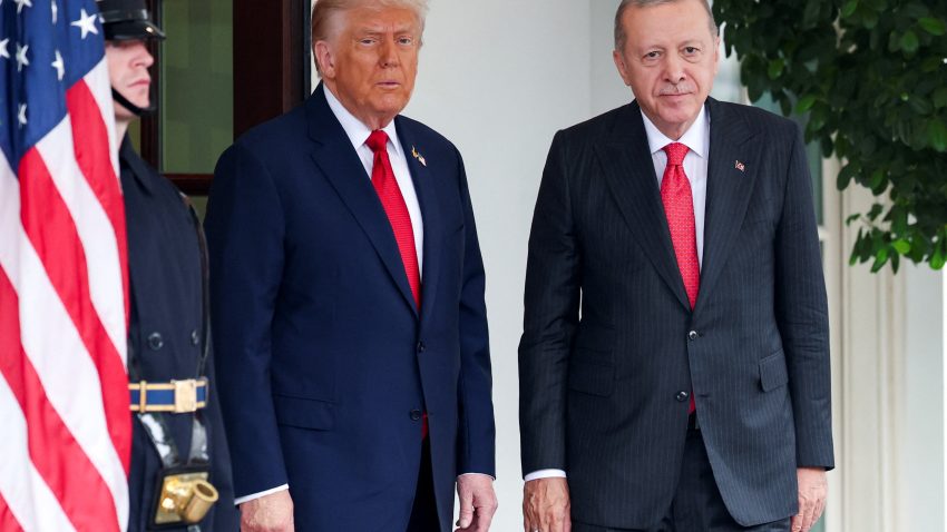 Trump îi spune lui Erdogan că va ridica sancțiunile împotriva Turciei dacă nu mai cumpără petrol rusesc