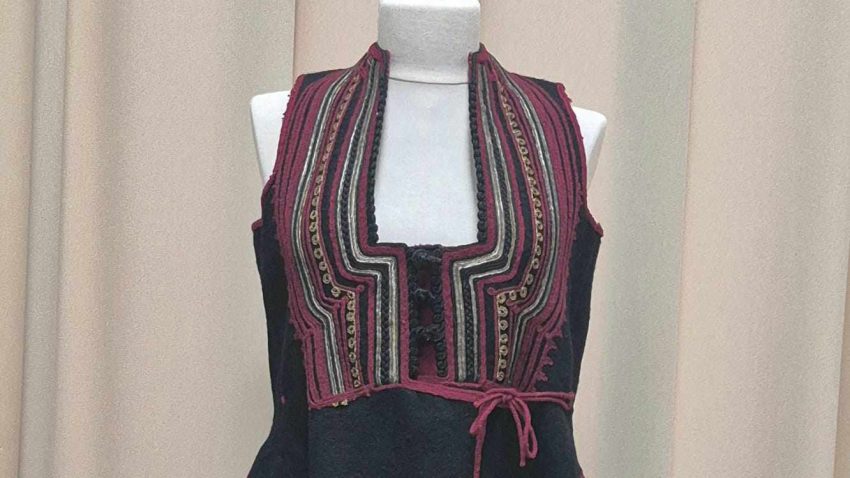 Rochie din lână („cândúșe”), exponatul săptămânii la Muzeul de Artă Populară Constanța