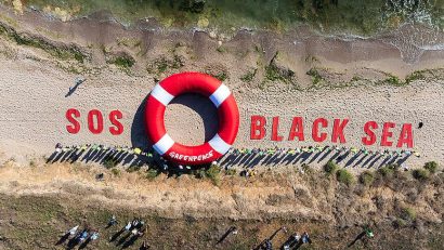 Activiștii Greenpeace au protestat pe plaja din Vama Veche