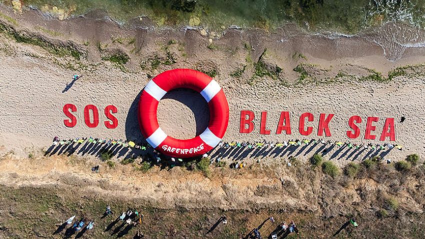 Activiștii Greenpeace au protestat pe plaja din Vama Veche