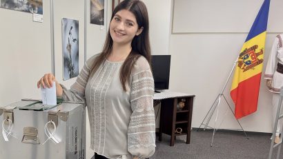 Prima votantă la scrutinul parlamentar din Republica Moldova, o studentă din Japonia