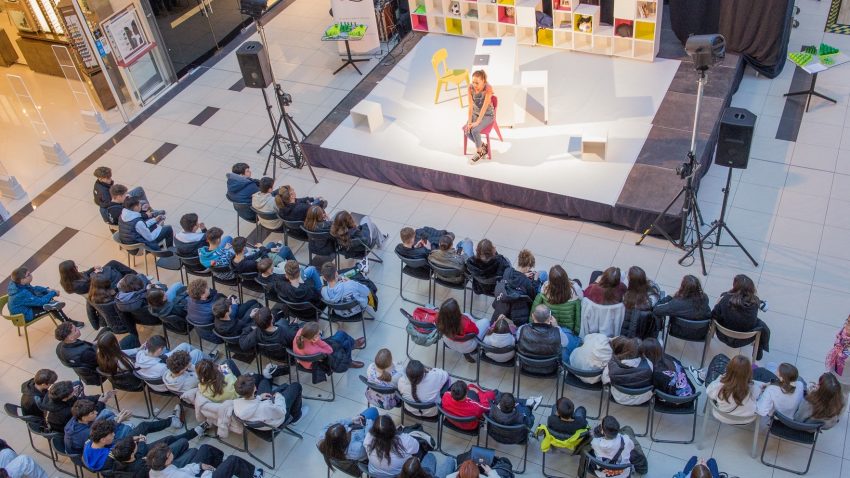 CONSTANȚA: Spectacolul de teatru pentru adolescenți „Vape me in” ajunge la malul mării