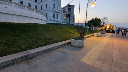 CONSTANȚA: Băncile de pe faleza Cazinoului, din zona Comandamentului Flotei, vor fi reamplasate în zilele următoare