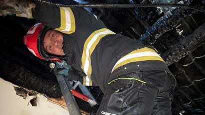 CONSTANȚA: Incendiul de la mansarda unui bloc, lichidat de pompieri după aproape 4 ore de misiune dificilă