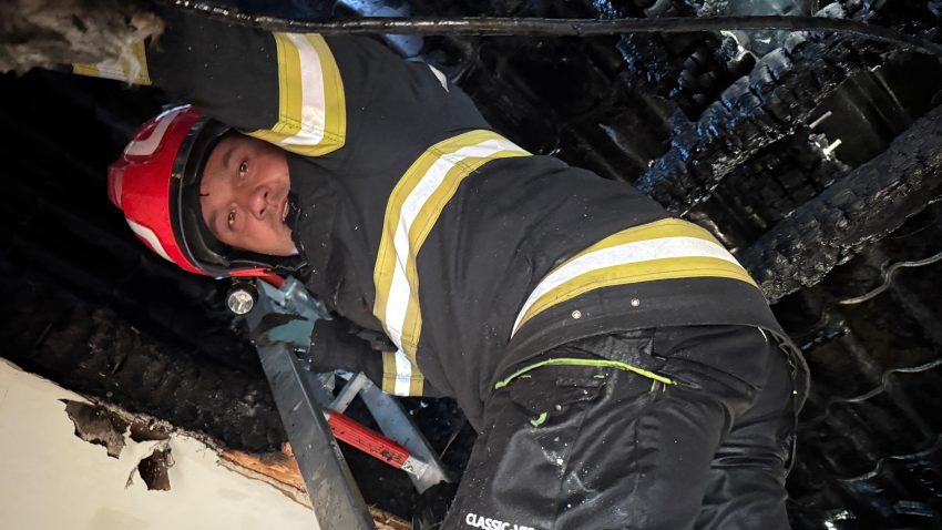 CONSTANȚA: Incendiul de la mansarda unui bloc, lichidat de pompieri după aproape 4 ore de misiune dificilă