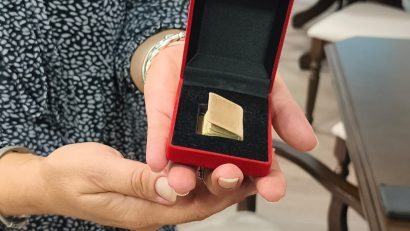 Piesa de Patrimoniu de astăzi prezintă un volum special, atât de mic, încât reprezentanții Bibliotecii Județene Constanța l-au comparat, fără să exagereze, cu o nucă