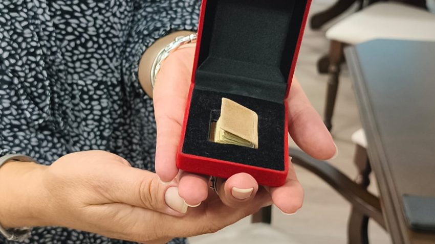 Piesa de Patrimoniu de astăzi prezintă un volum special, atât de mic, încât reprezentanții Bibliotecii Județene Constanța l-au comparat, fără să exagereze, cu o nucă