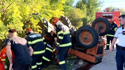 UPDATE: Tractor răsturnat între Topalu și Tichilești. Doi răniți au ajuns la spital