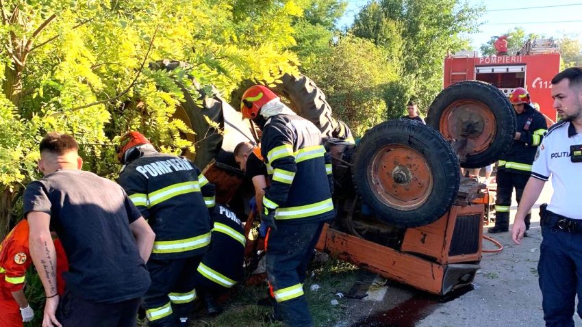 UPDATE: Tractor răsturnat între Topalu și Tichilești. Doi răniți au ajuns la spital