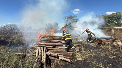 Județul TULCEA: Pompierii intervin pentru stingerea a două incendii