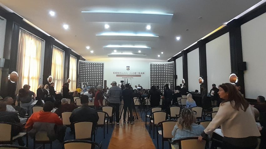 După mai bine de opt luni, consilierii locali constănțeni s-au întrunit în prima ședință în format fizic
