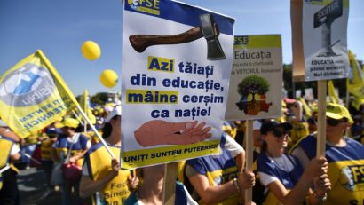 „Marșul Educației” continuă în Capitală. Profesorii și elevii pichetează Palatul Cotroceni