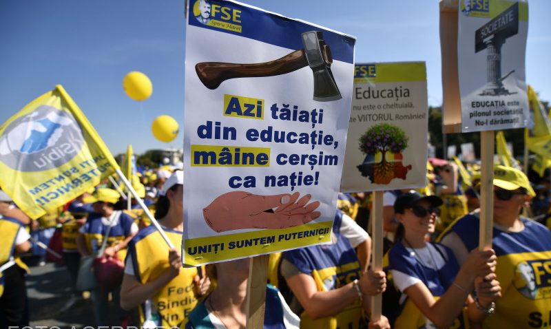 „Marșul Educației” continuă în Capitală. Profesorii și elevii pichetează Palatul Cotroceni