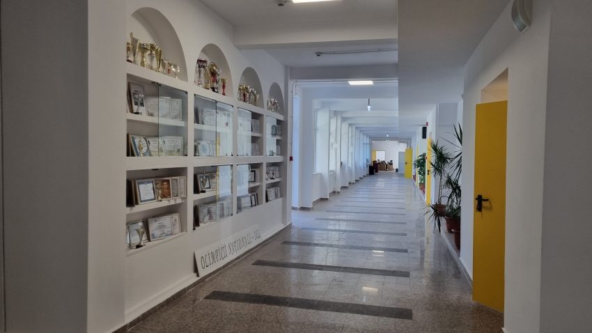 TULCEA: Școli modernizate, cursuri în două schimburi și microbuze noi pentru elevi, la început de an școlar