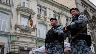 R. MOLDOVA: Trei persoane suspectate că pregăteau acțiuni destabilizatoare după închiderea urnelor, reținute de polițiști