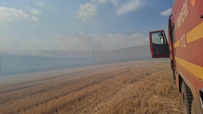 TULCEA: Două incendii de vegetație uscată. Pompierii intervin inclusiv cu elicopterul Black Hawk