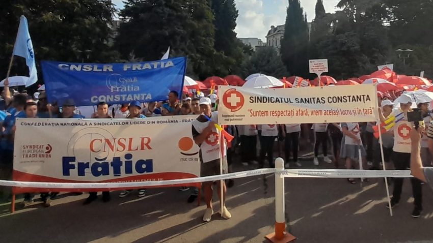 CONSTANȚA: Sute de sindicaliști protestează în fața Prefecturii